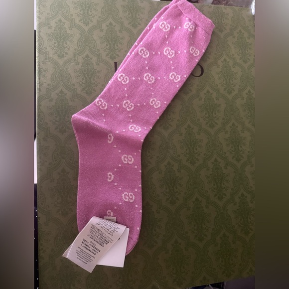 Brand new with tags Women’s Gucci Pink with Subtle Logo Pattern fits 7-11 - Picture 1 of 3